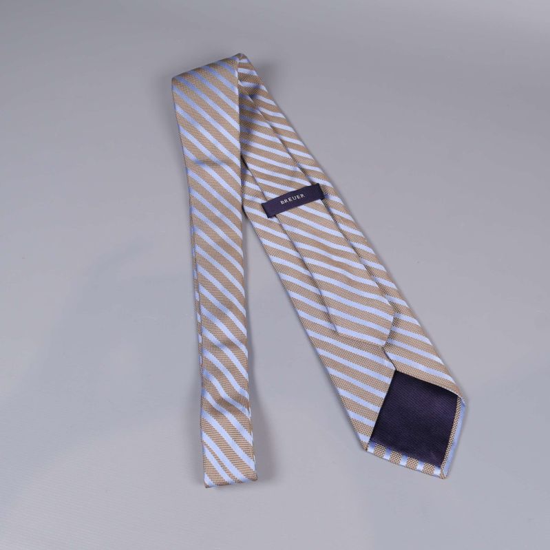 Baksidan av slips med synlig märketikett