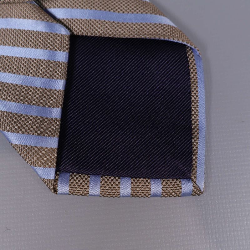 Närbild på slipsens mörka foder