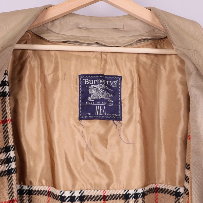 Närbild på Burberrys inneretikett med logotyp