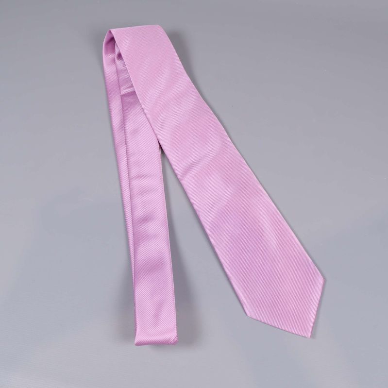 Lila slips utrullad på grått underlag