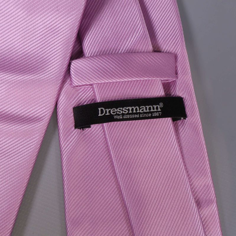 Närbild på Dressmann-etikett på lila slips