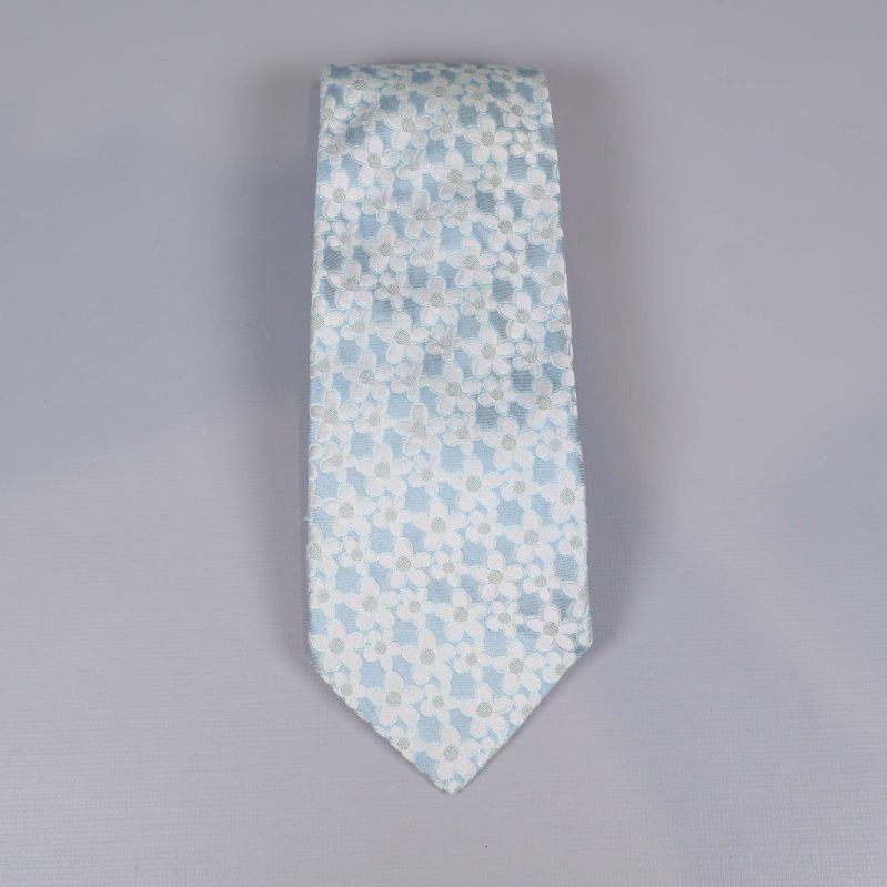 Ljusblå slips med blommönster sedd framifrån