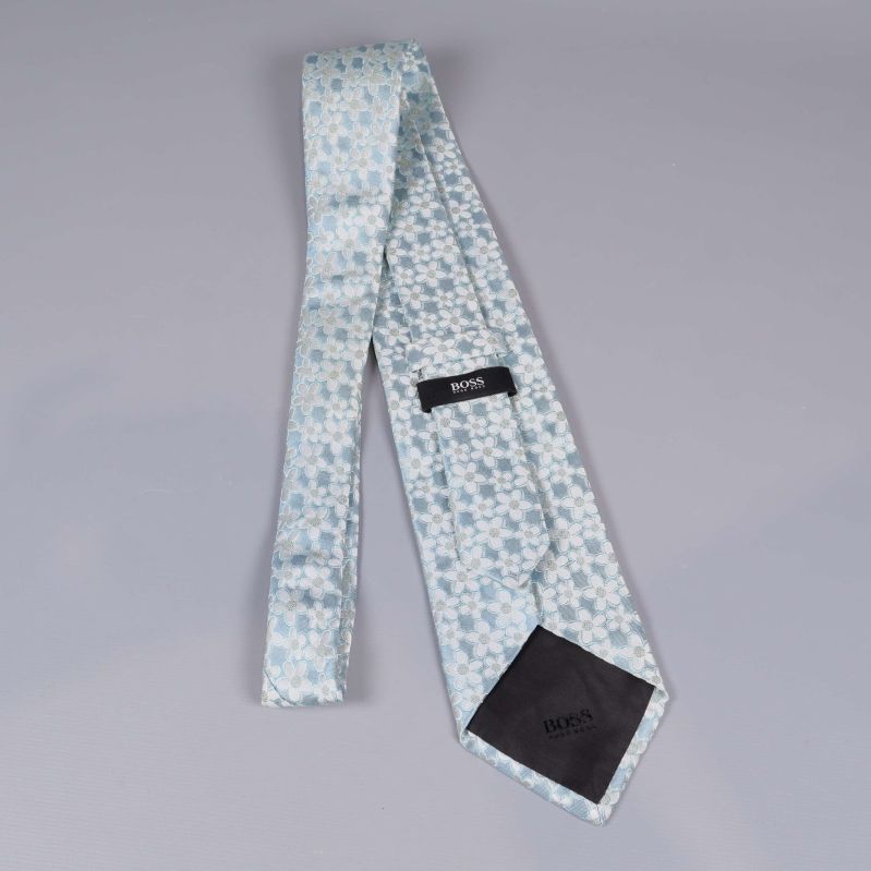 Baksidan av slipsen med BOSS-märke synligt