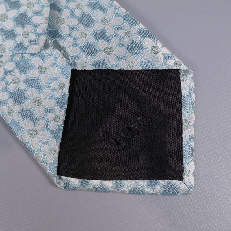 Slipsens spets med svart innerfoder och BOSS-logotyp