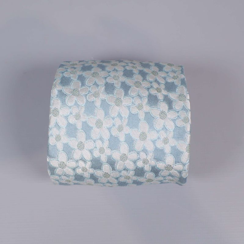 Blommönstrad slips hoprullad sedd från sidan