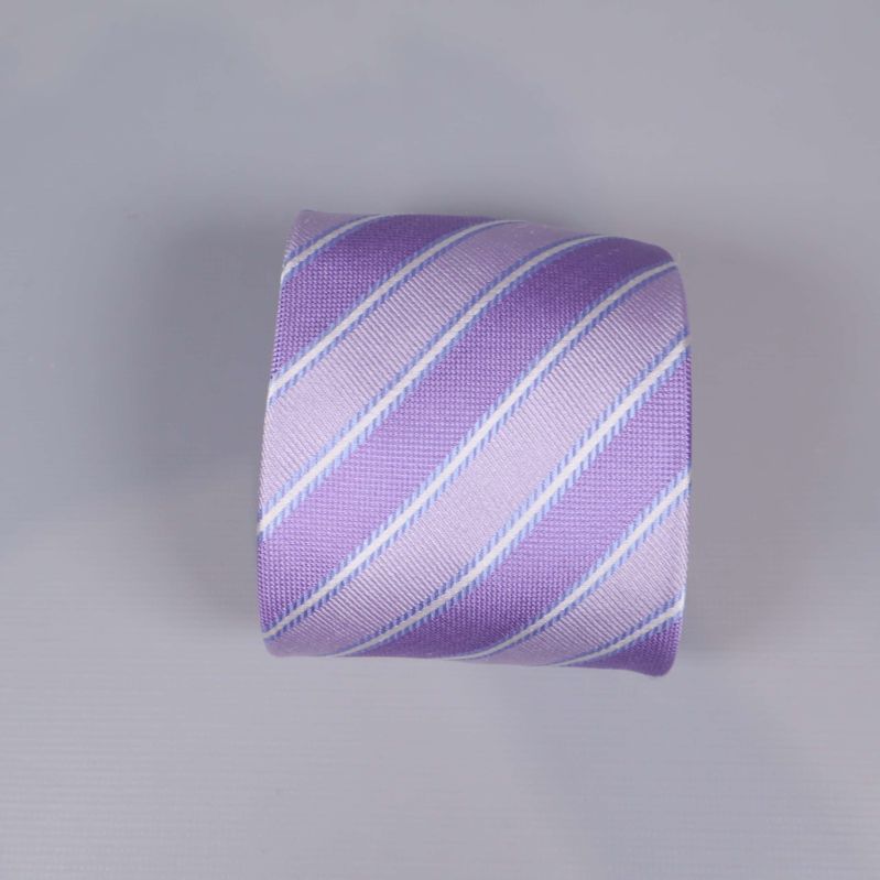 Detalj på slipsens lila diagonala ränder
