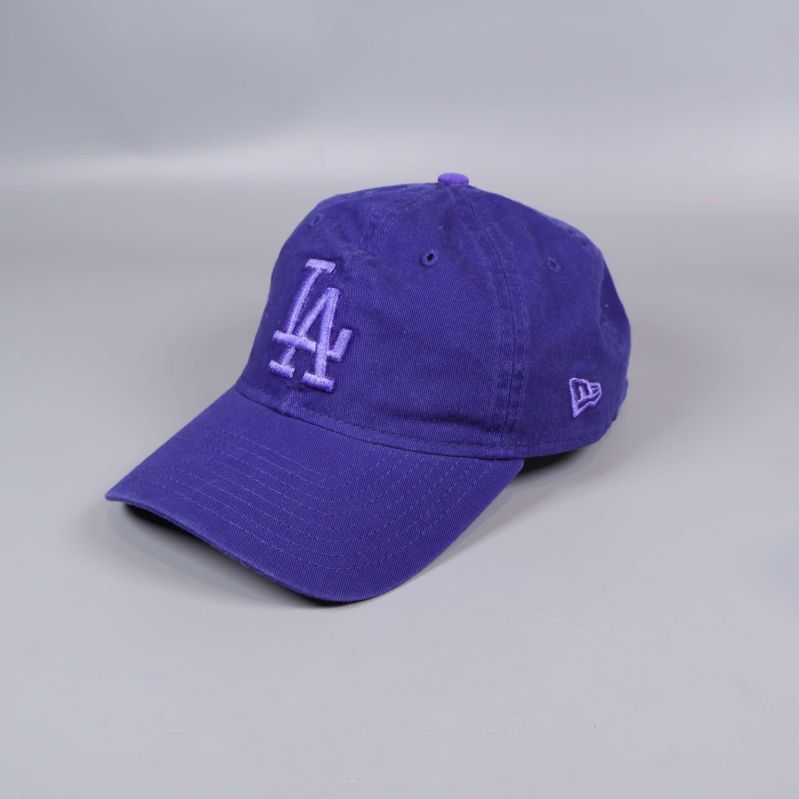 Lila baseballkeps med LA-logga och böjd skärm