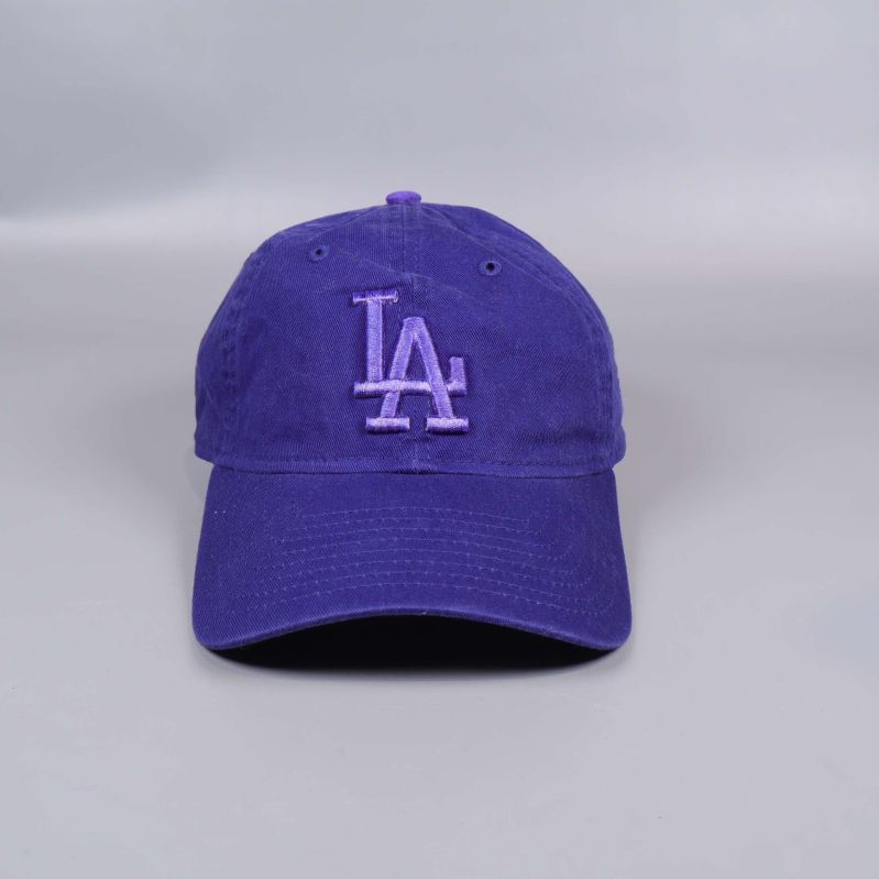 Keps framifrån med tydlig LA-brodyr i lila