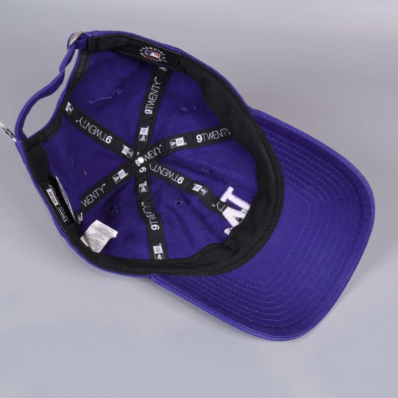 Insidan av kepsen med svarta och vita New Era-band