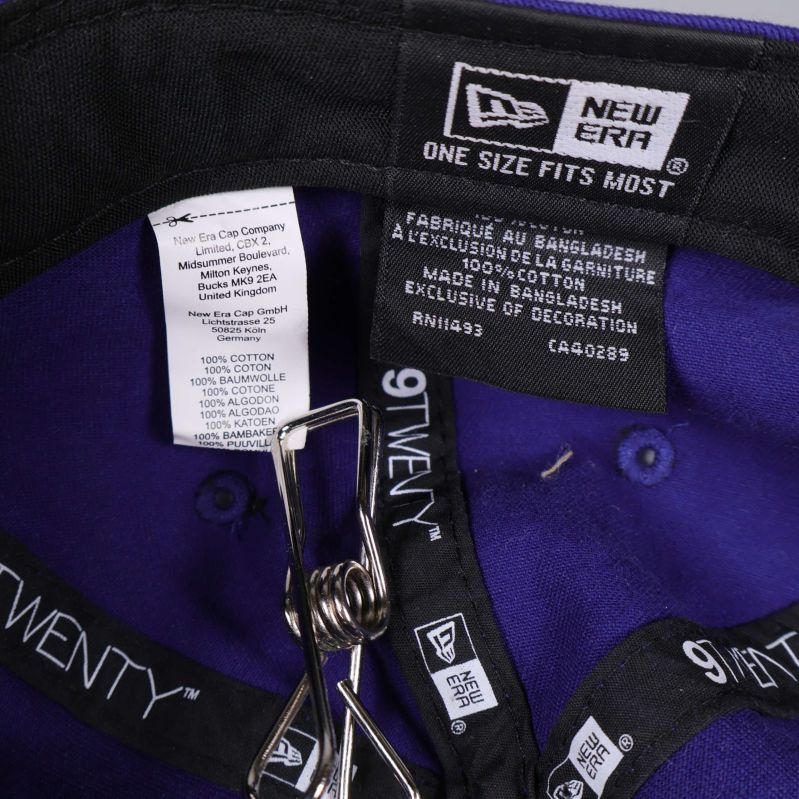 Närbild på kepsens etikett och materialangivelse