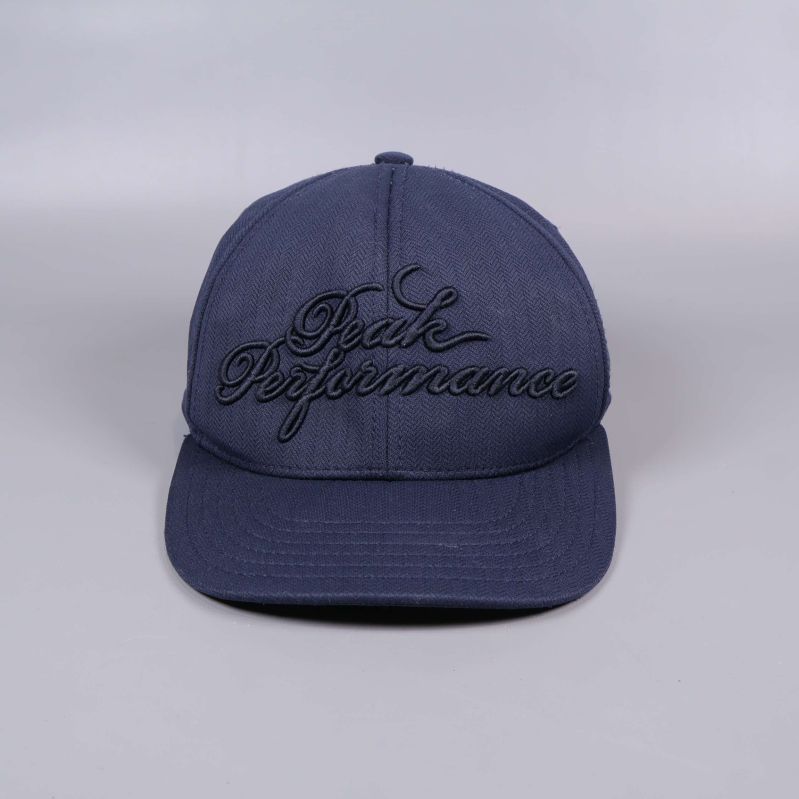 Marinblå keps med broderad logotyp framtill