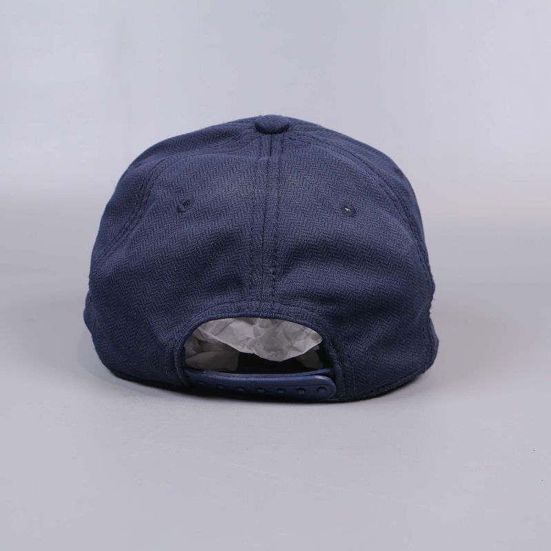 Baksidan av keps med justerbart spänne