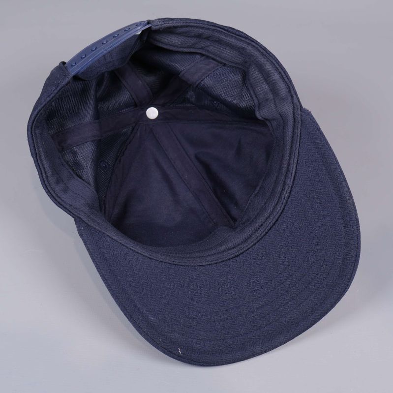 Insidan av keps med nätfoder och förstärkning