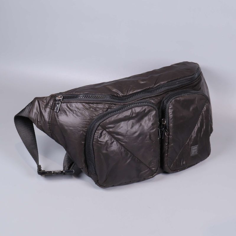 Svart magväska med tre dragkedjefack i vinkel