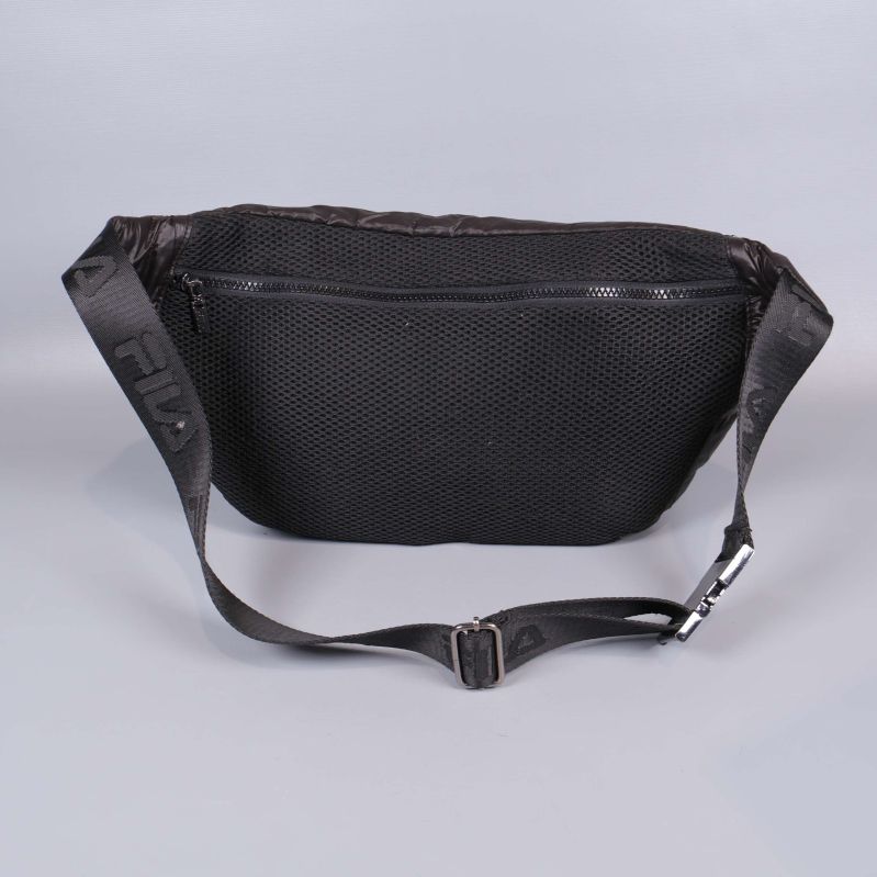 Baksida av magväska med meshpanel och dragkedjeficka