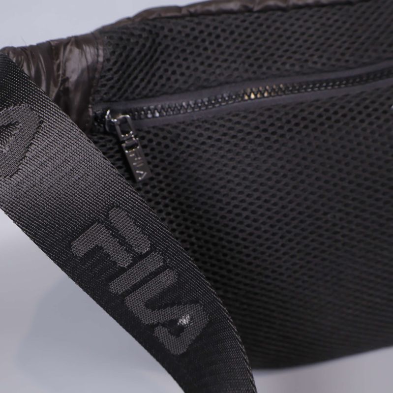 Närbild på justerbar rem med FILA-logotyp, svart färg