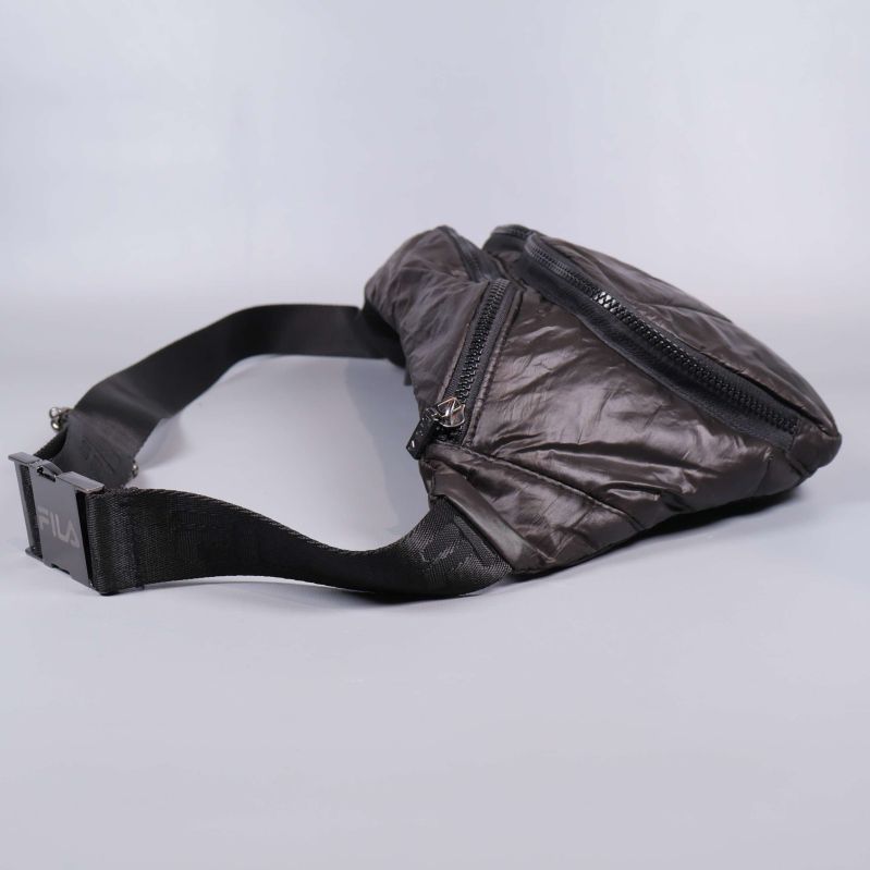 Magväska sedd från sidan visar triangulär form