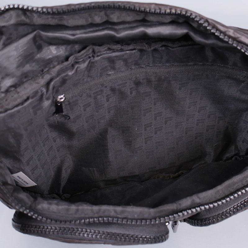 Insida av magväska med svart fodertyg och småfickor