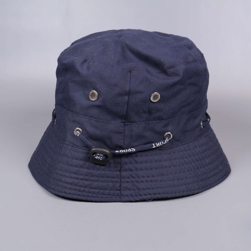 Mörkblå bucket hat sedd bakifrån visar justeringsdetalj