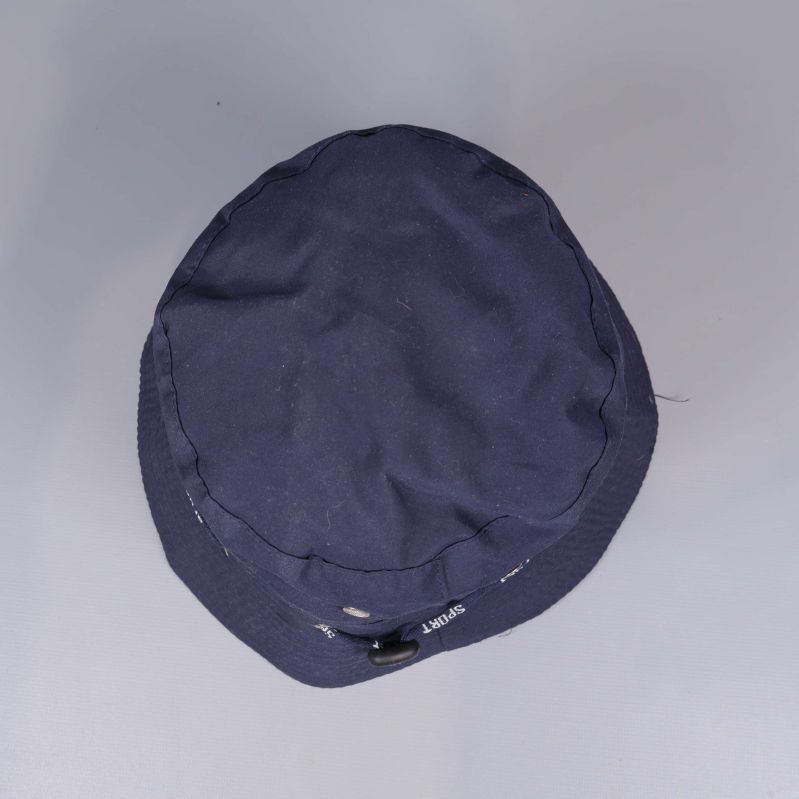 Mörkblå bucket hat sedd uppifrån visar kupolform