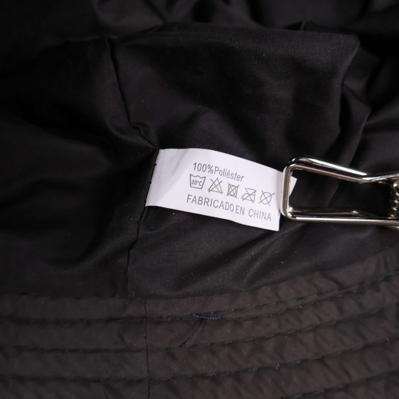 Materialetikett visar 100 procent polyester