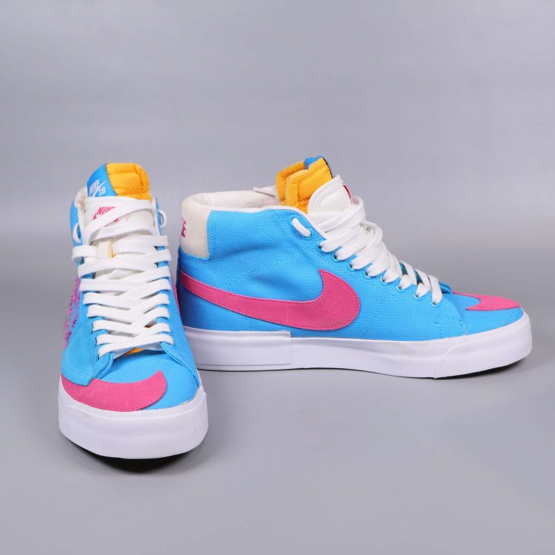 Nike sneakers framifrån visar blå och rosa färger