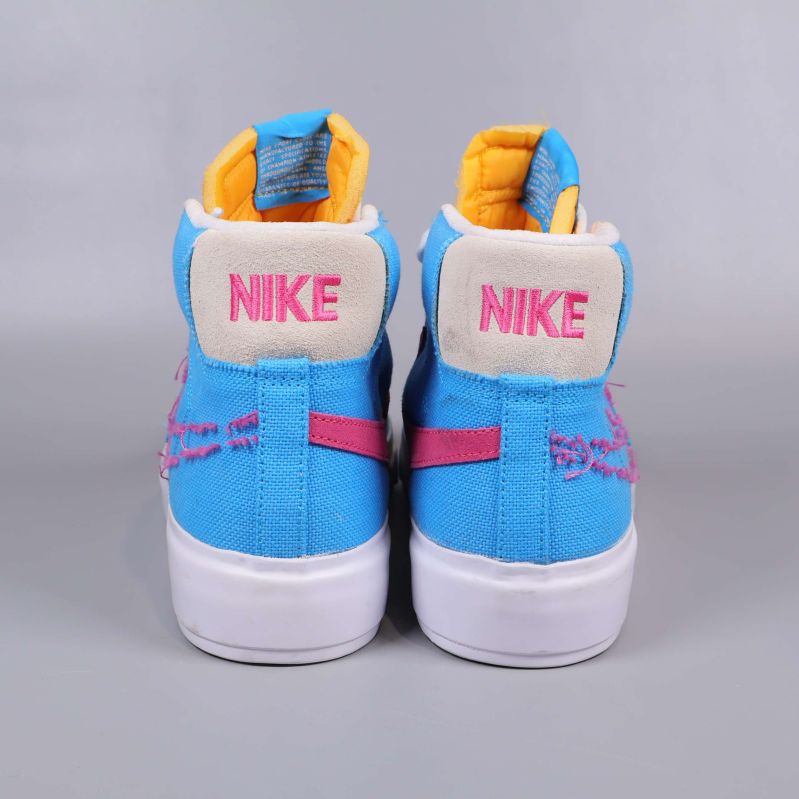 Baksidan av Nike sneakers med rosa Nike-logga