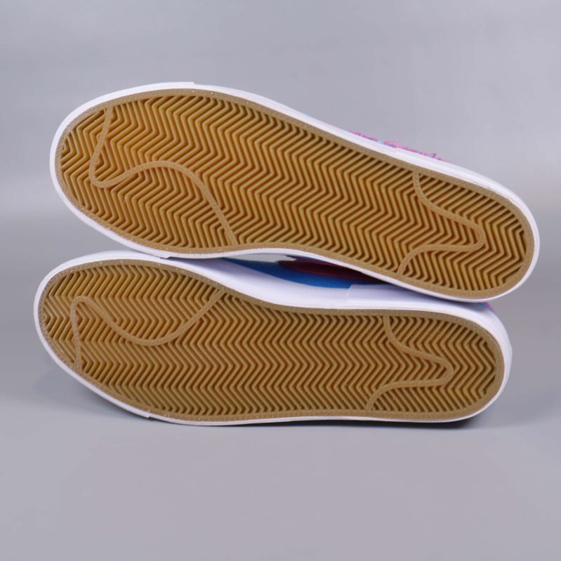 Gummisula under Nike sneakers med fiskbensmönster