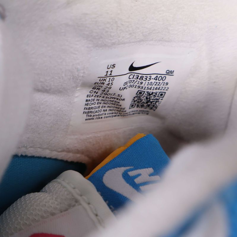 Inneretikett på Nike sneakers med produktinformation