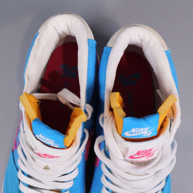 Toppvy på Nike sneakers med blå tunga och snören