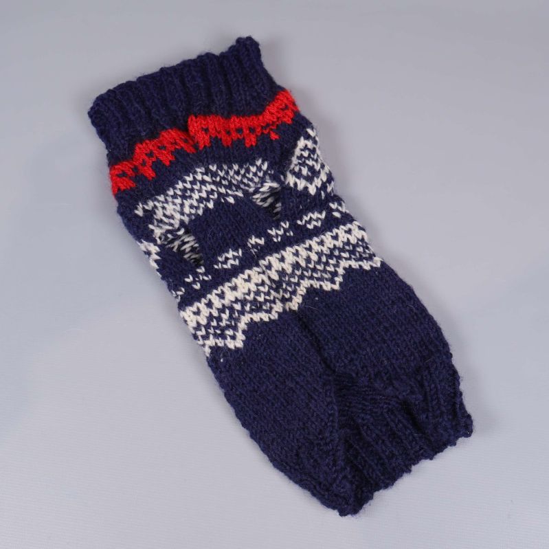 Närbild på stickad med nordiskt mönster