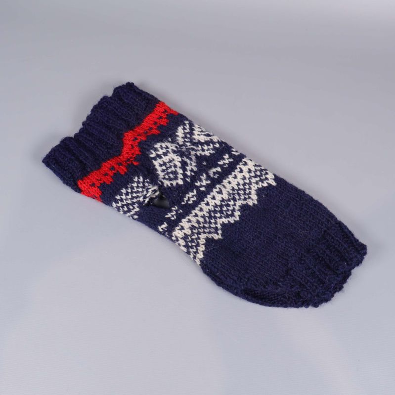 Sticka i mörkblått med vitt och rött mönster