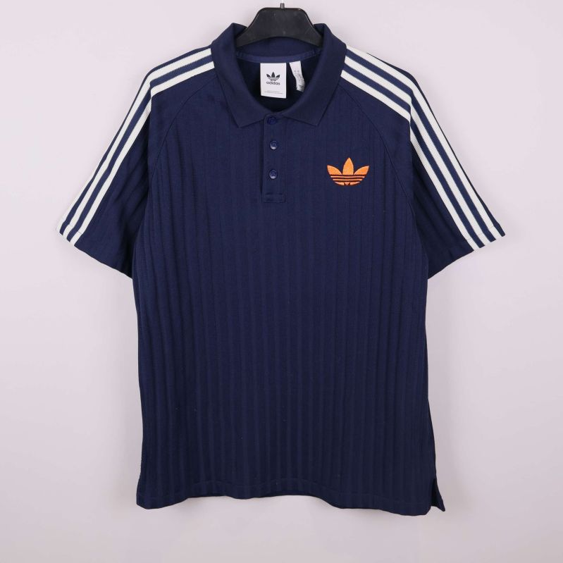 Blå ribbad pikétröja med vita ränder på axlar