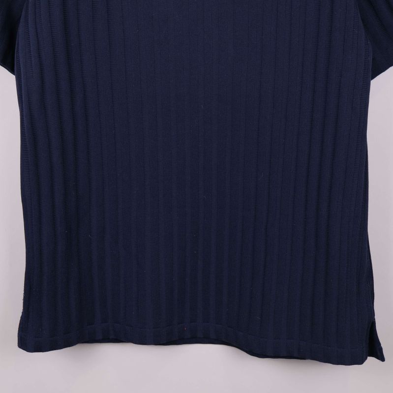 Nedre delen av blå ribbad pikétröja visas