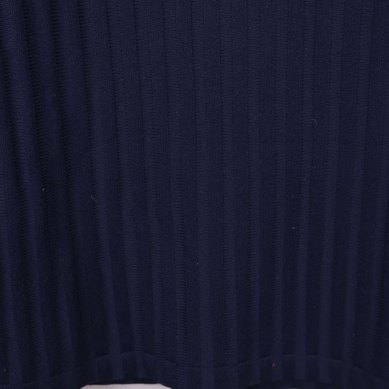 Närbild på ribbad struktur i blått tyg