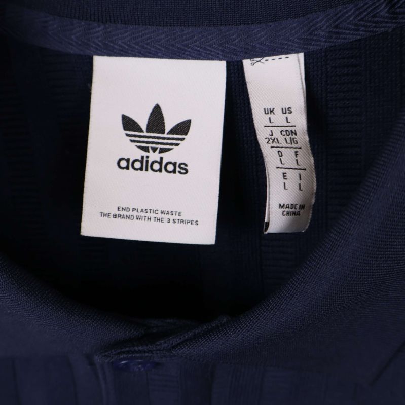 Närbild på adidasmärkning och storlekstagg i halsen