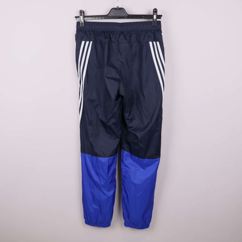 Baksidan av träningsbyxor med vita ränder och blå nederdel