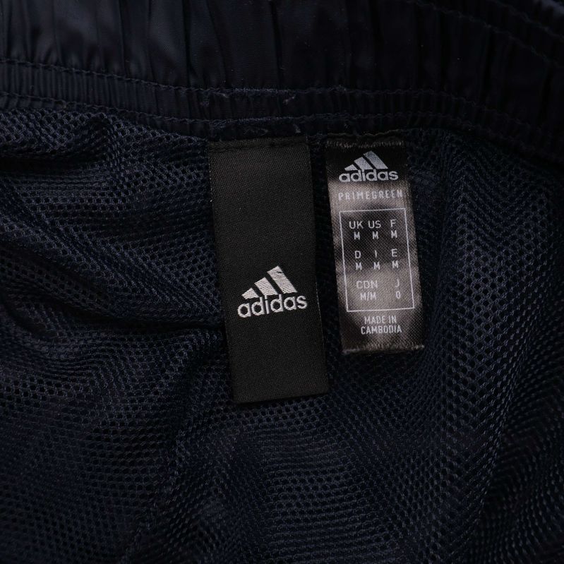 Storleks- och märkesetiketter inuti träningsbyxorna