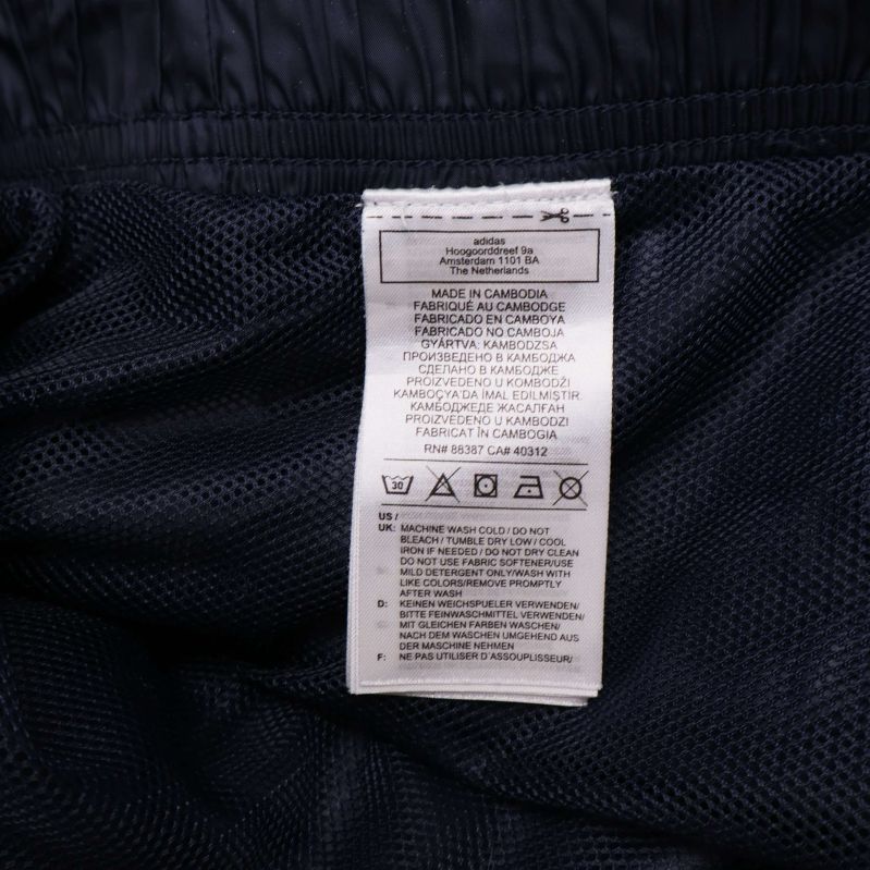 Material- och tvättrådsetikett inuti träningsbyxorna