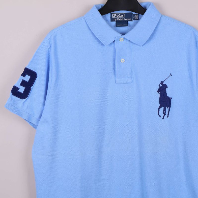 Närbild på logotyp och siffra på ärmen