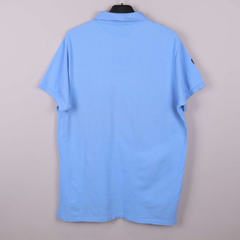 Baksida av ljusblå pikétröja utan dekoration