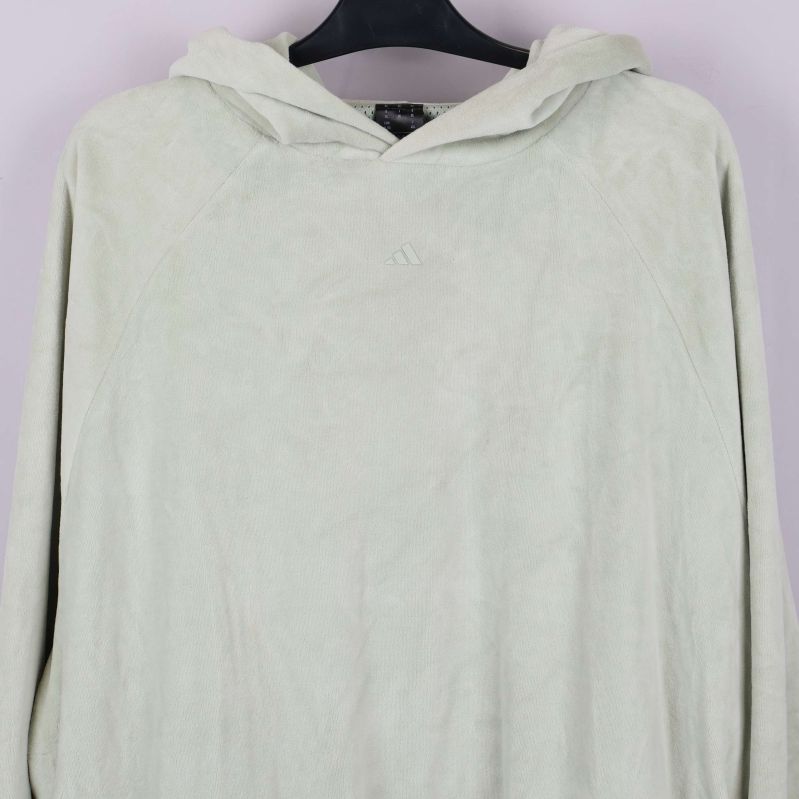 Hoodie framifrån med diskret logotyp på bröstet