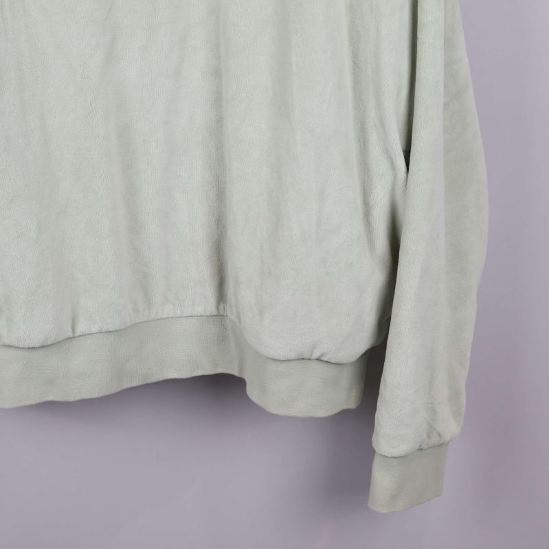 Närbild av nederkant och ärm på hoodie