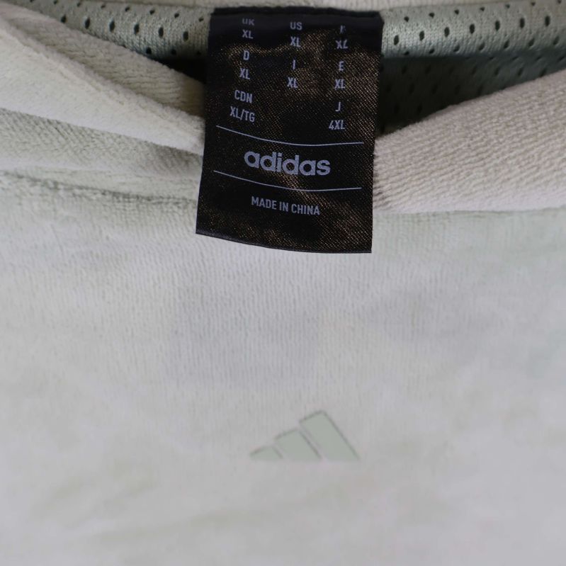 Närbild av storlekslapp med adidas-text