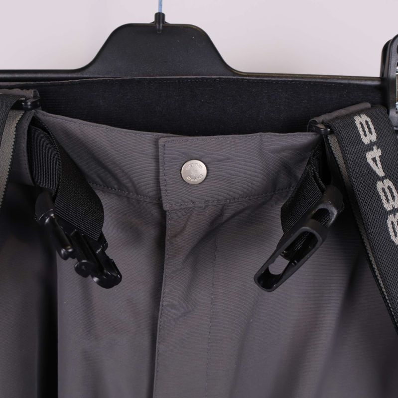 Knapp och stängning i midja på grå skalbyxa