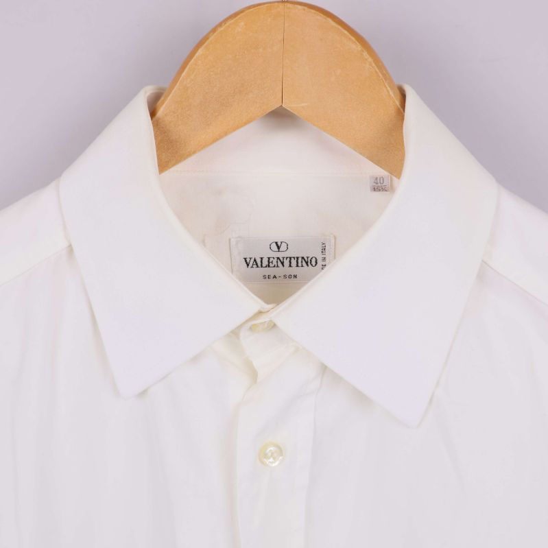 Närbild på skjortkrage och Valentino-etikett