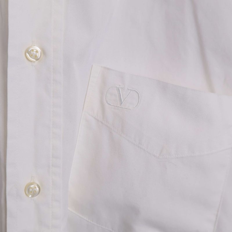 Närbild på bröstfickan med broderad logga