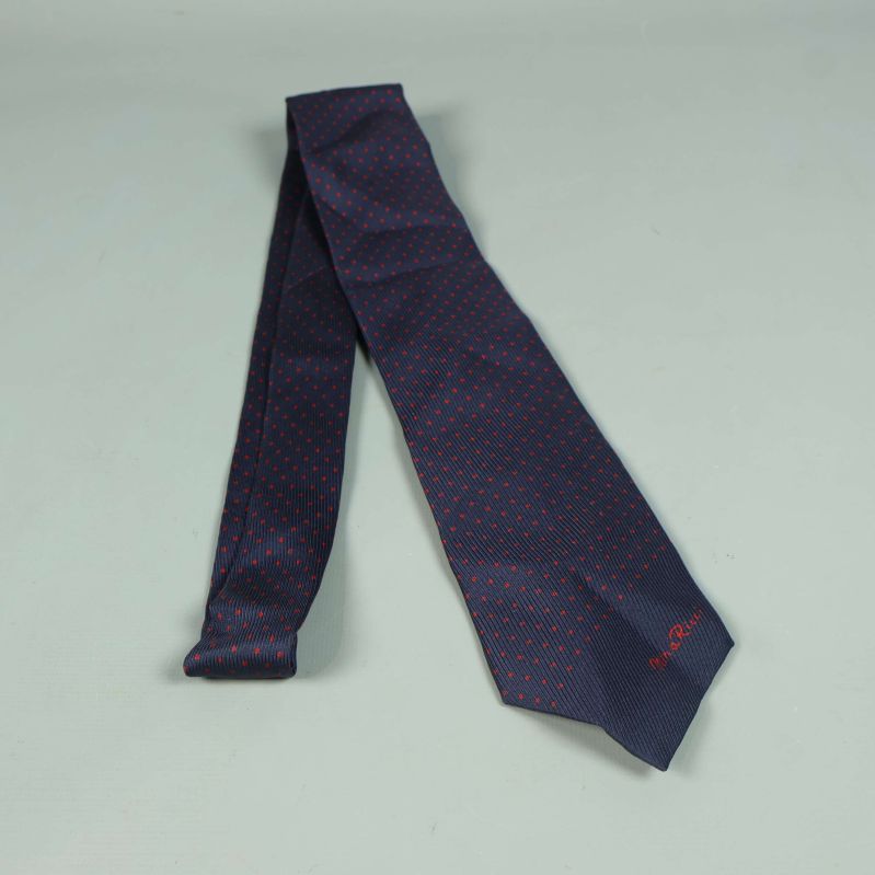 Mörkblå slips med röda prickar 