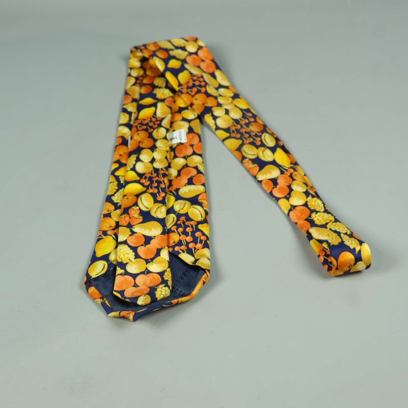 Slips med fruktmotiv visad bakifrån och ihopvikt