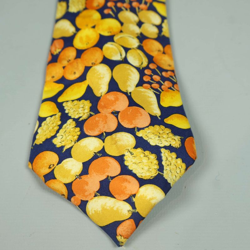Närbild på slipsens breda ände med fruktmönster